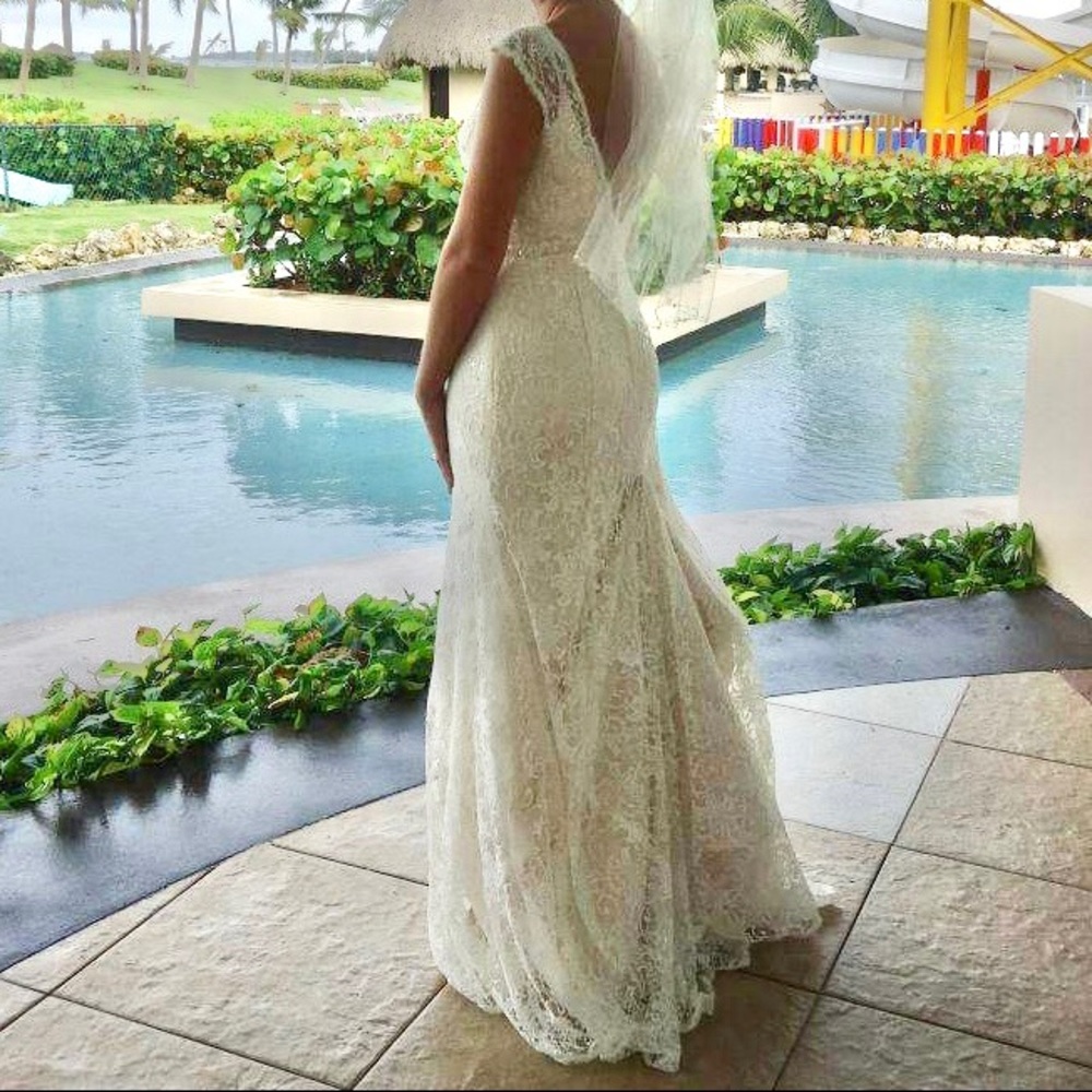 David’s bridal lace wedding dress size 6 Ivory sequins beads low back cap sleeve